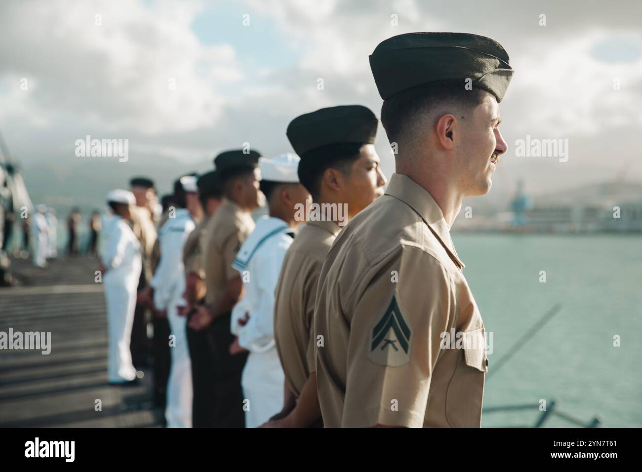 I Marines degli Stati Uniti assegnati alla 15th Marine Expeditionary Unit e i marinai assegnati alla nave d'assalto anfibia USS Boxer (LHD 4) manovrano i binari mentre Boxer parte dalla Joint base Pearl Harbor-Hickam, Hawaii, 15 novembre 2024. Elementi della 15a MEU sono attualmente imbarcati a bordo della Boxer e stanno conducendo operazioni di routine nella 3a flotta degli Stati Uniti. (Foto del corpo dei Marines degli Stati Uniti del Cpl. Luis Agostini) Foto Stock