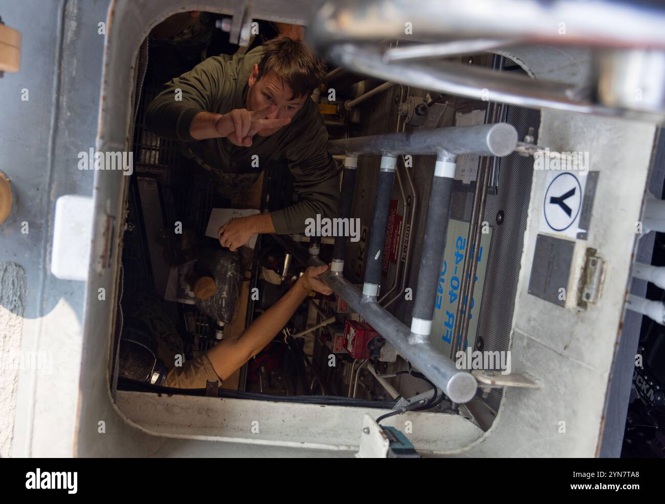 241111-A-JW456-1186 AREA DI RESPONSABILITÀ DEL COMANDO CENTRALE degli Stati Uniti (11 novembre 2024) Un guardiano della costa degli Stati Uniti dà ordini durante un'esercitazione generale a bordo della taglierina USCGC Robert Goldman (WPC 1142). (Foto ufficiale dell'esercito degli Stati Uniti) Foto Stock