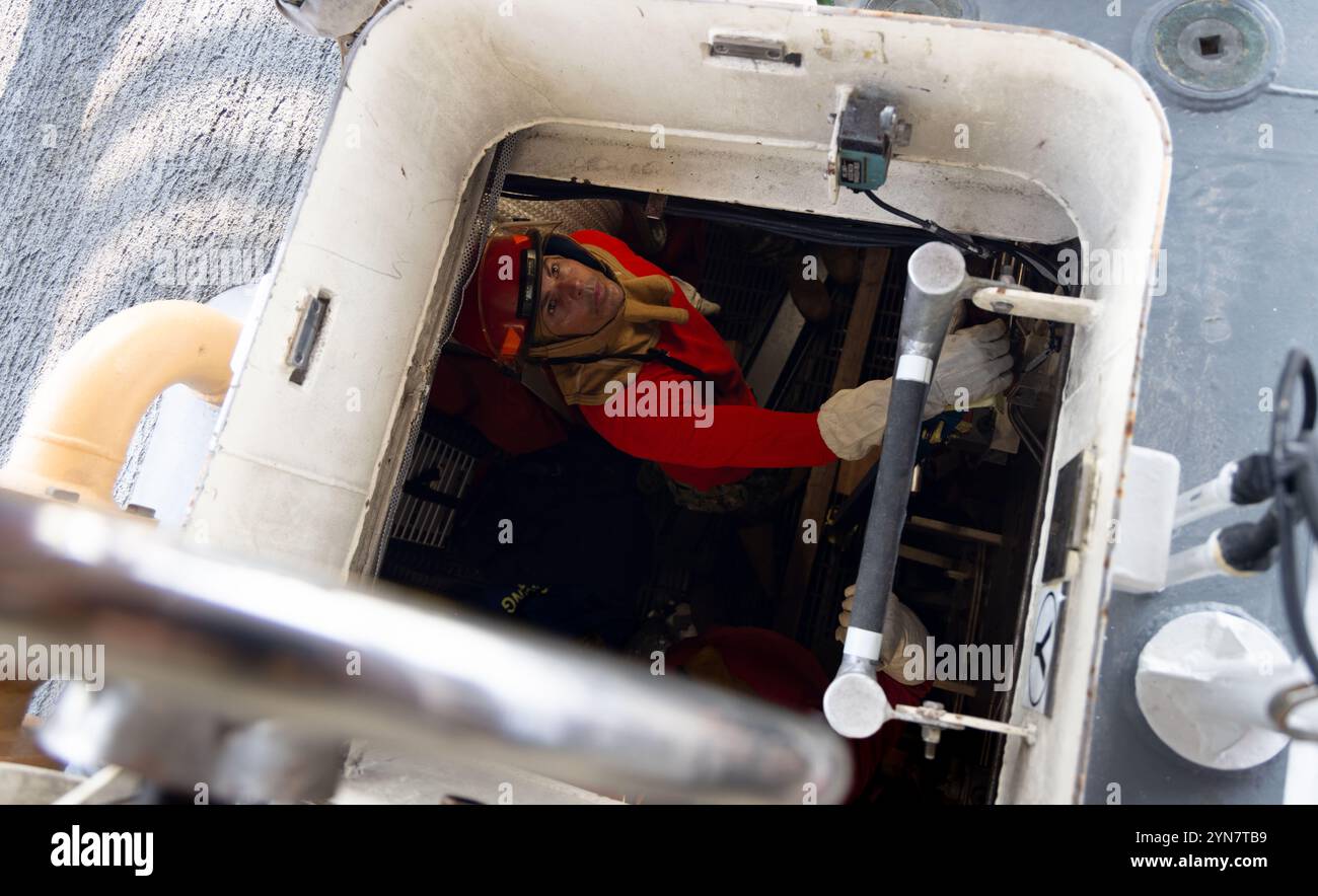 241111-A-JW456-1234 AREA DI RESPONSABILITÀ DEL COMANDO CENTRALE degli Stati Uniti (11 novembre 2024) Un guardiano della costa degli Stati Uniti partecipa a un'esercitazione generale a bordo del cutter USCGC Robert Goldman (WPC 1142) della Guardia Costiera degli Stati Uniti. (Foto ufficiale dell'esercito degli Stati Uniti) Foto Stock