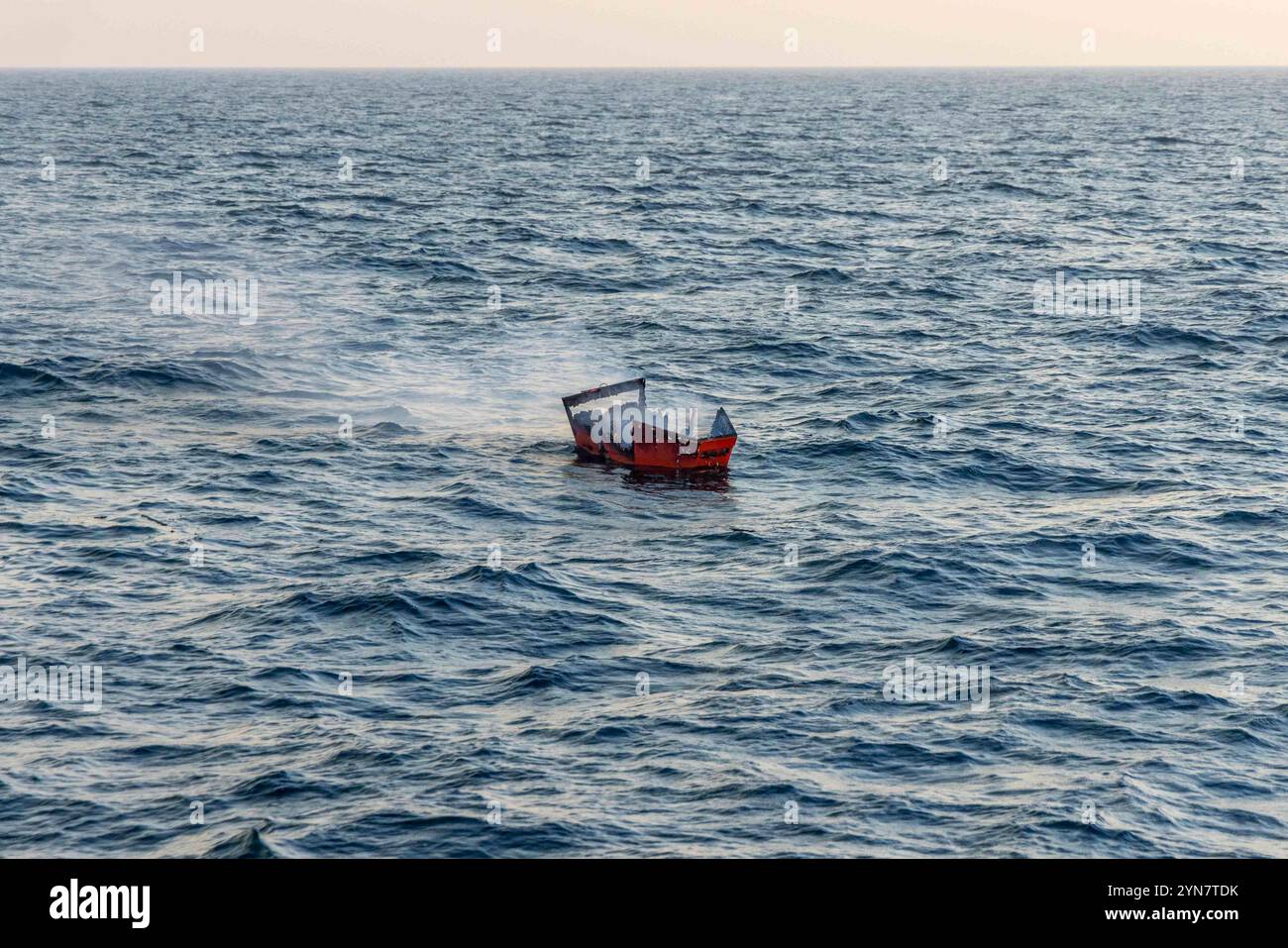 241105-A-BO737-1087 U.S. CENTRAL COMMAND AREA OF RESPONSIBILITY (5 novembre 2024) gli uomini della guardia costiera a bordo della US Coast Guard Sentinel-class cutter a risposta rapida USCGC Emlen Tunnell (WPC 1145) abbattono un bersaglio galleggiante durante l'esercitazione Digital Talon 3,0 nell'area di responsabilità del comando centrale degli Stati Uniti. (Foto ufficiale dell'esercito degli Stati Uniti) Foto Stock