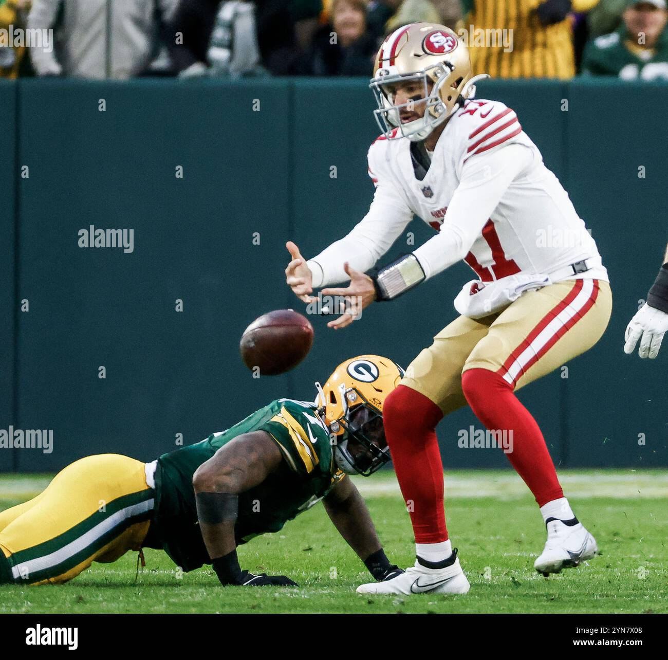 Green Bay, Stati Uniti. 24 novembre 2024. Il quarterback dei San Francisco 49ers Brandon Allen (R) sfornò la palla di fronte al linebacker dei Green Bay Packers Quay Walker (L) durante la partita NFL tra i San Francisco 49ers e i Green Bay Packers al Lambeau Field di Green Bay, Wisconsin, domenica 24 novembre 2024. Foto di Tannen Maury/UPI credito: UPI/Alamy Live News Foto Stock