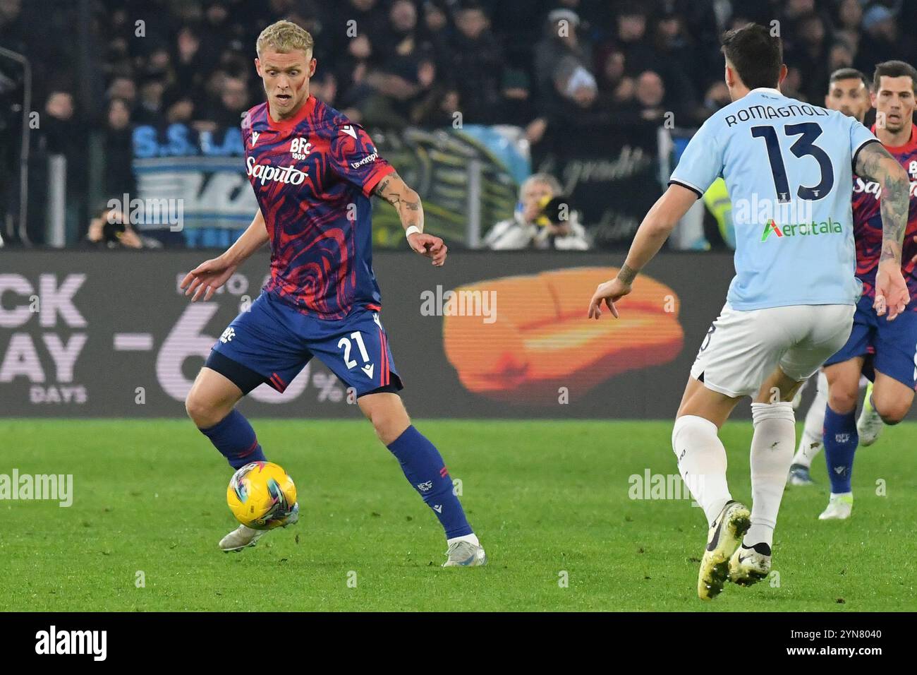 Roma, Lazio. 24 novembre 2024. Jens Odgaard di Bologna, Alessio Romagnoli del SS Lazio durante la partita di serie A tra Lazio e Bologna allo stadio Olimpico di Roma, Italia, 24 novembre 2024. Credito: massimo insabato/Alamy Live News Foto Stock