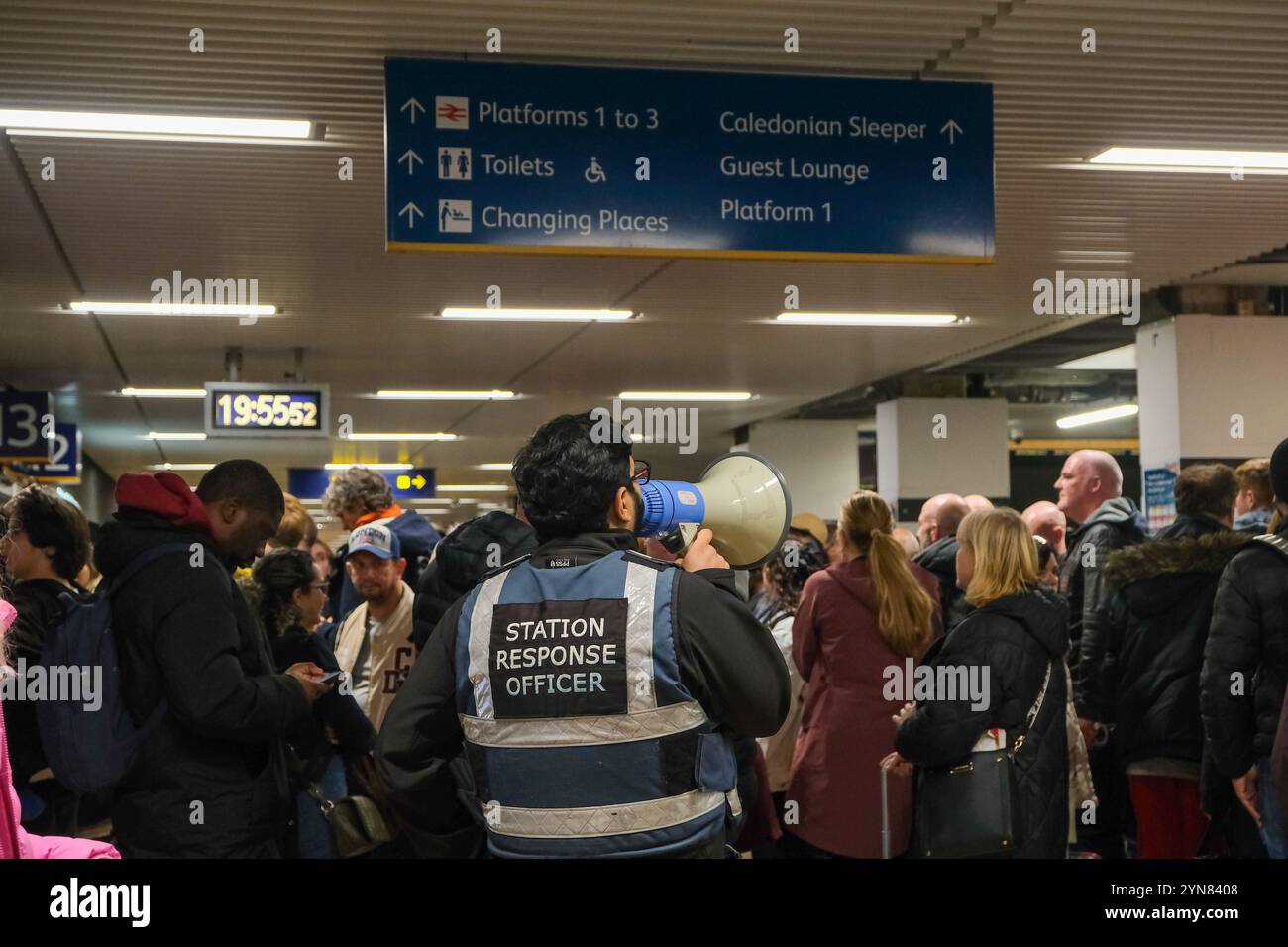 Londra, Regno Unito. 24 novembre 2024. I passeggeri hanno dovuto affrontare interruzioni dei viaggi ferroviari nel tardo pomeriggio e fino alla sera, dopo che un'interruzione di corrente ha interessato le schermate informative e le inondazioni si sono verificate lungo alcune linee al di fuori di Londra. La stazione fu chiusa per un breve periodo a causa del sovraffollamento e la stazione della metropolitana rimase chiusa per tutto il tempo. Credito: Fotografia dell'undicesima ora/Alamy Live News Foto Stock