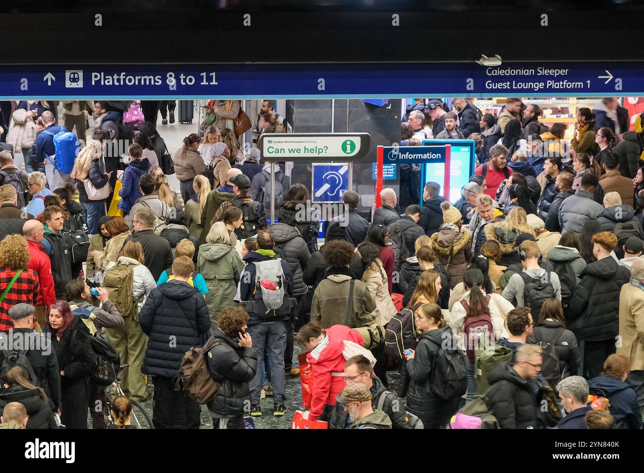 Londra, Regno Unito. 24 novembre 2024. I passeggeri hanno dovuto affrontare interruzioni dei viaggi ferroviari nel tardo pomeriggio e fino alla sera, dopo che un'interruzione di corrente ha interessato le schermate informative e le inondazioni si sono verificate lungo alcune linee al di fuori di Londra. La stazione fu chiusa per un breve periodo a causa del sovraffollamento e la stazione della metropolitana rimase chiusa per tutto il tempo. Credito: Fotografia dell'undicesima ora/Alamy Live News Foto Stock