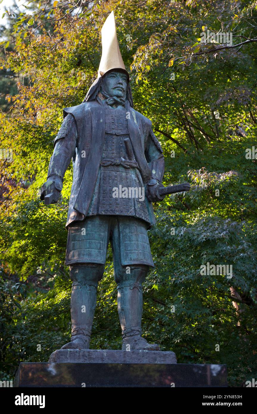 Statua in bronzo di Maeda Toshiie nel Parco del Castello di Kanazawa, un generale durante il XVI secolo sotto Oda Nobunaga in Giappone. Foto Stock