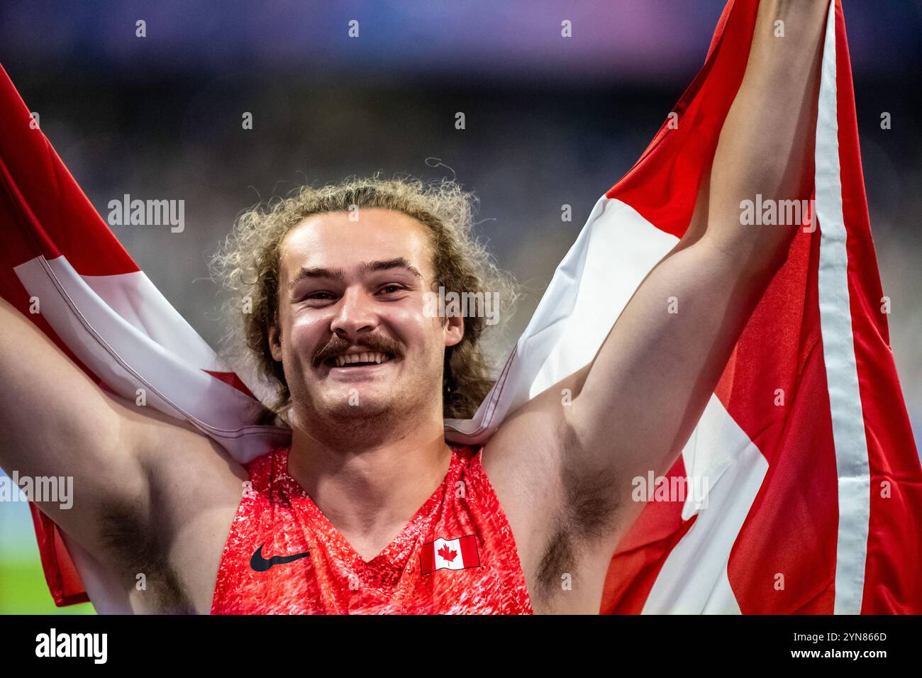 Ethan Katzberg (CAN), vince la medaglia d'oro nel lancio del martello maschile ai Giochi Olimpici estivi del 2024. Foto Stock