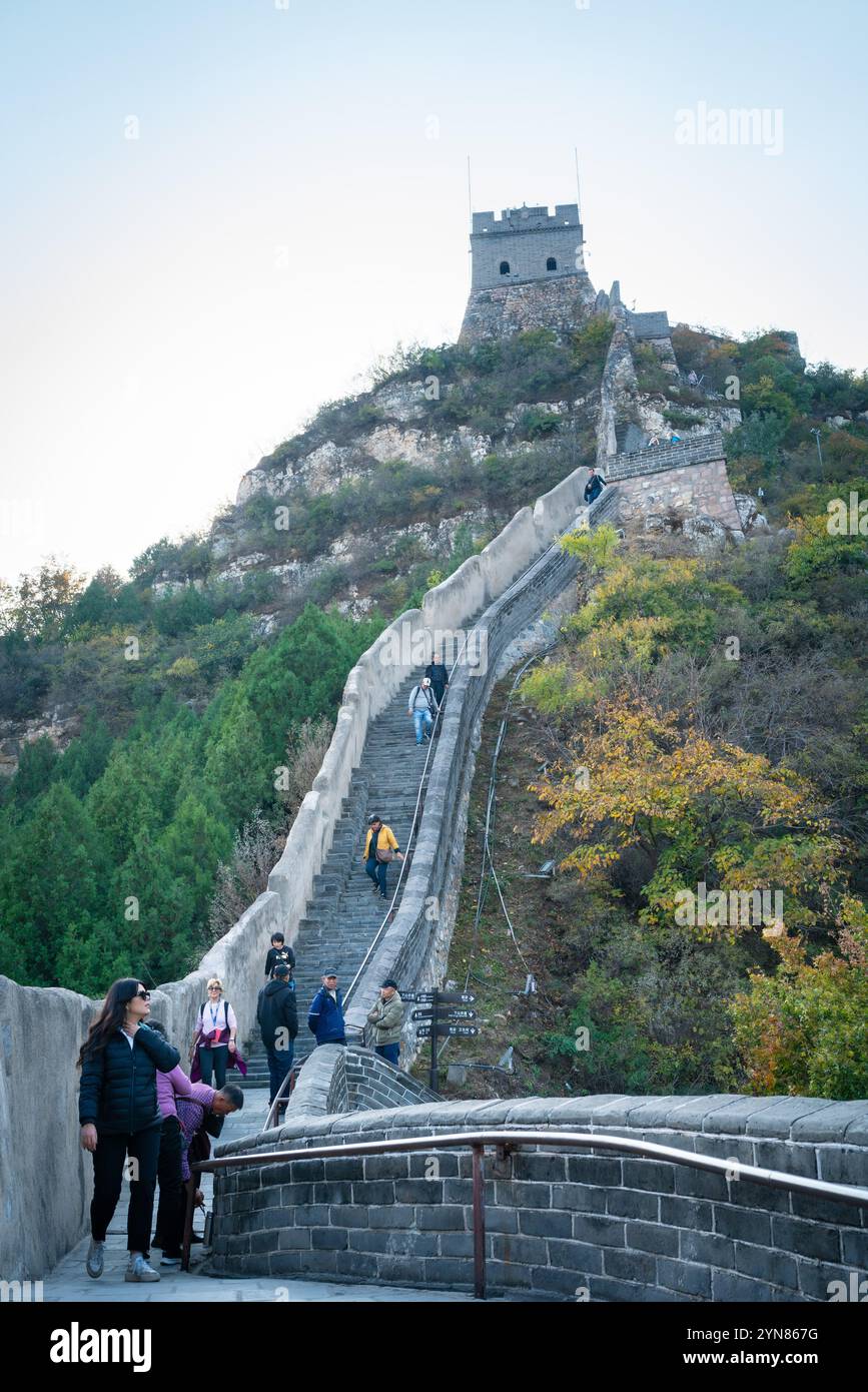 Pechino, Cina - 23 ottobre 2024: Turisti che salgono e scendono dal passo Juyongguan, grande Muraglia Cinese. Foto Stock