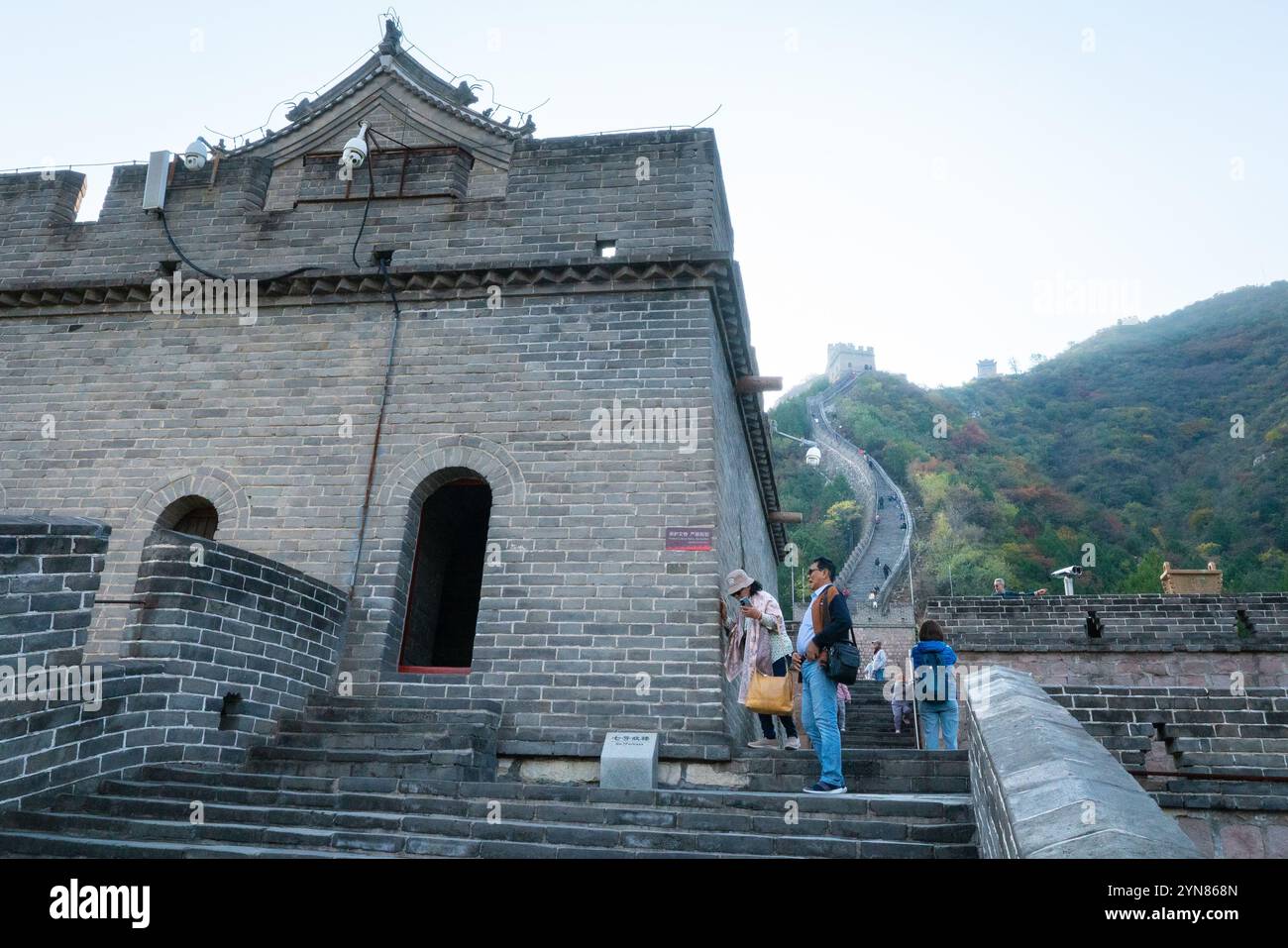 Pechino, Cina - 23 ottobre 2024: Salendo sul passo Juyongguan, la grande Muraglia Cinese al tramonto. Foto Stock