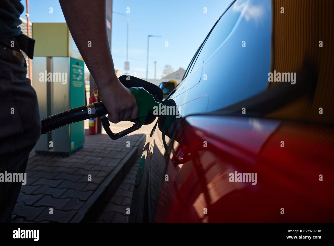 Rifornimento di benzina presso la stazione di rifornimento Foto Stock
