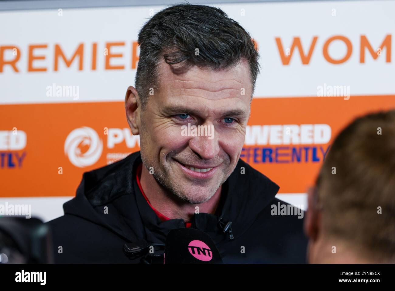 Londra, Regno Unito. 24 novembre 2024. Steve Halsey (allenatore degli Harlequins) intervistato da TNT Sports dopo la partita Saracens Women vs Harlequins Women 'The Duel' allo Stonex Stadium per la settima giornata della Premiership Women's Rugby 2024/25. UK © ️ crediti: Elsie Kibue/Alamy Live News Foto Stock