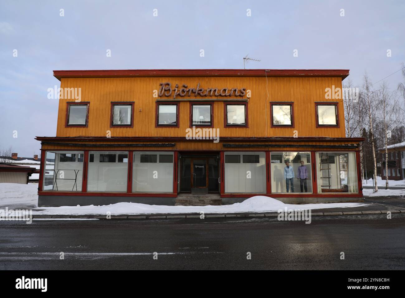 Jokkmokk, Svezia. 5 aprile 2021. A Jokkmokk, in Svezia, si trova un negozio di abbigliamento chiuso con facciata vintage. (Foto di Apolline Guillerot-Malick/SOPA Images/Sipa USA) credito: SIPA USA/Alamy Live News Foto Stock