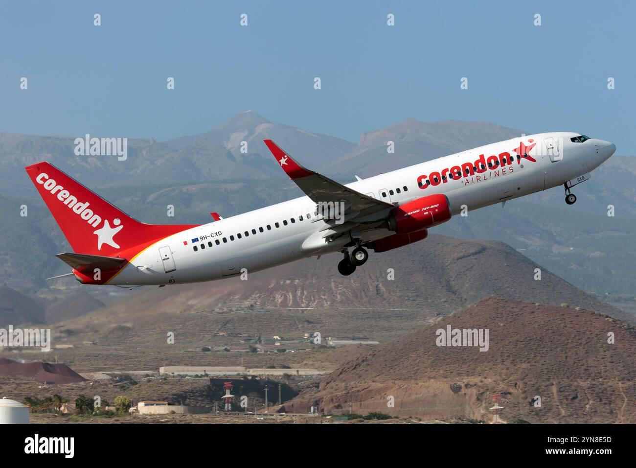 Tenerife, Spagna. 16 novembre 2023. Un Boeing 737-800 di Corendon Airlines Europe che decolla dall'aeroporto di Tenerife Sur-Reina Sofía. Corendon Airlines Europe è fondata a Malta dal 2017 con la denominazione legale di Touristic Aviation Services. (Foto di Fabrizio Gandolfo/SOPA Images/Sipa USA) credito: SIPA USA/Alamy Live News Foto Stock