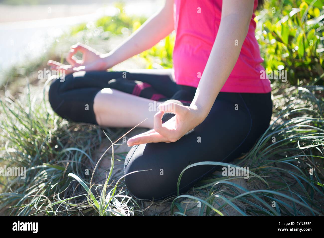 Mano di donna in posa di meditazione Foto Stock