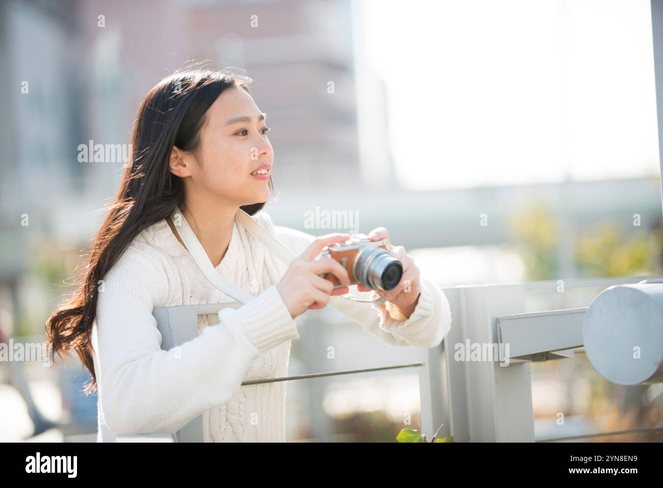 Donna di scattare una foto Foto Stock