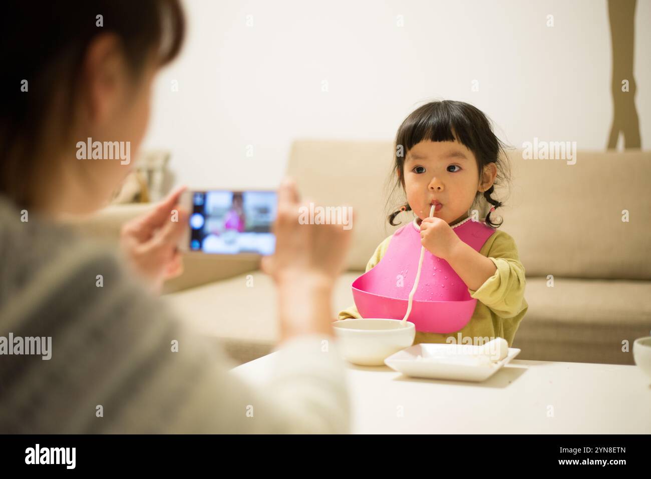 Madre che prende la fotografia del bambino Foto Stock