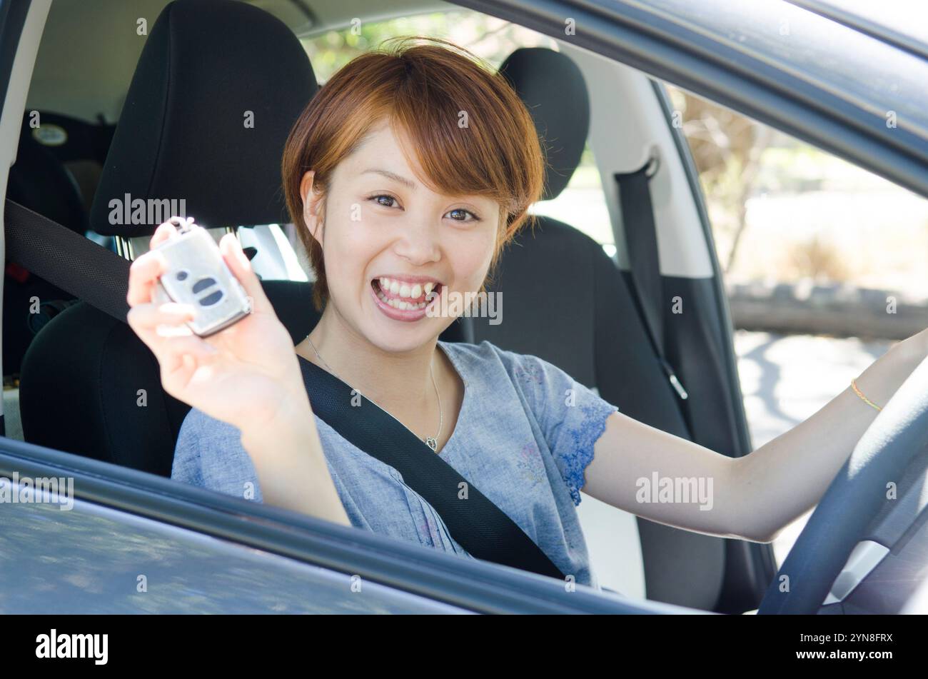 Donna che mantiene le chiavi dell'auto Foto Stock