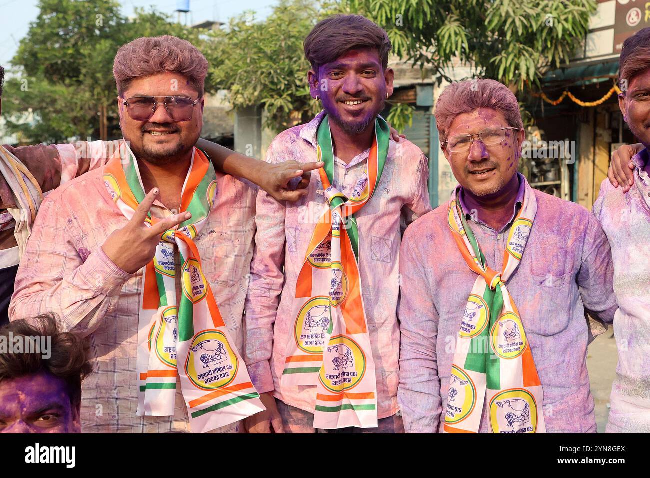 Uomini coperti di pittura tika per celebrare l'esito delle elezioni tenutesi nello stato del Maharashtra nel novembre 2024, in Beed, India Foto Stock