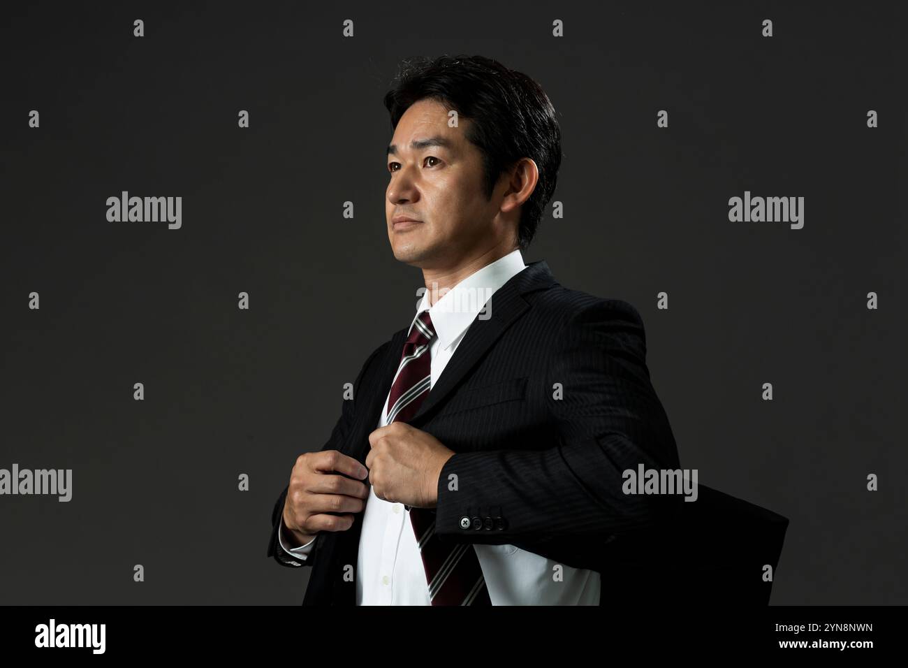 Imprenditore che indossa una giacca Foto Stock