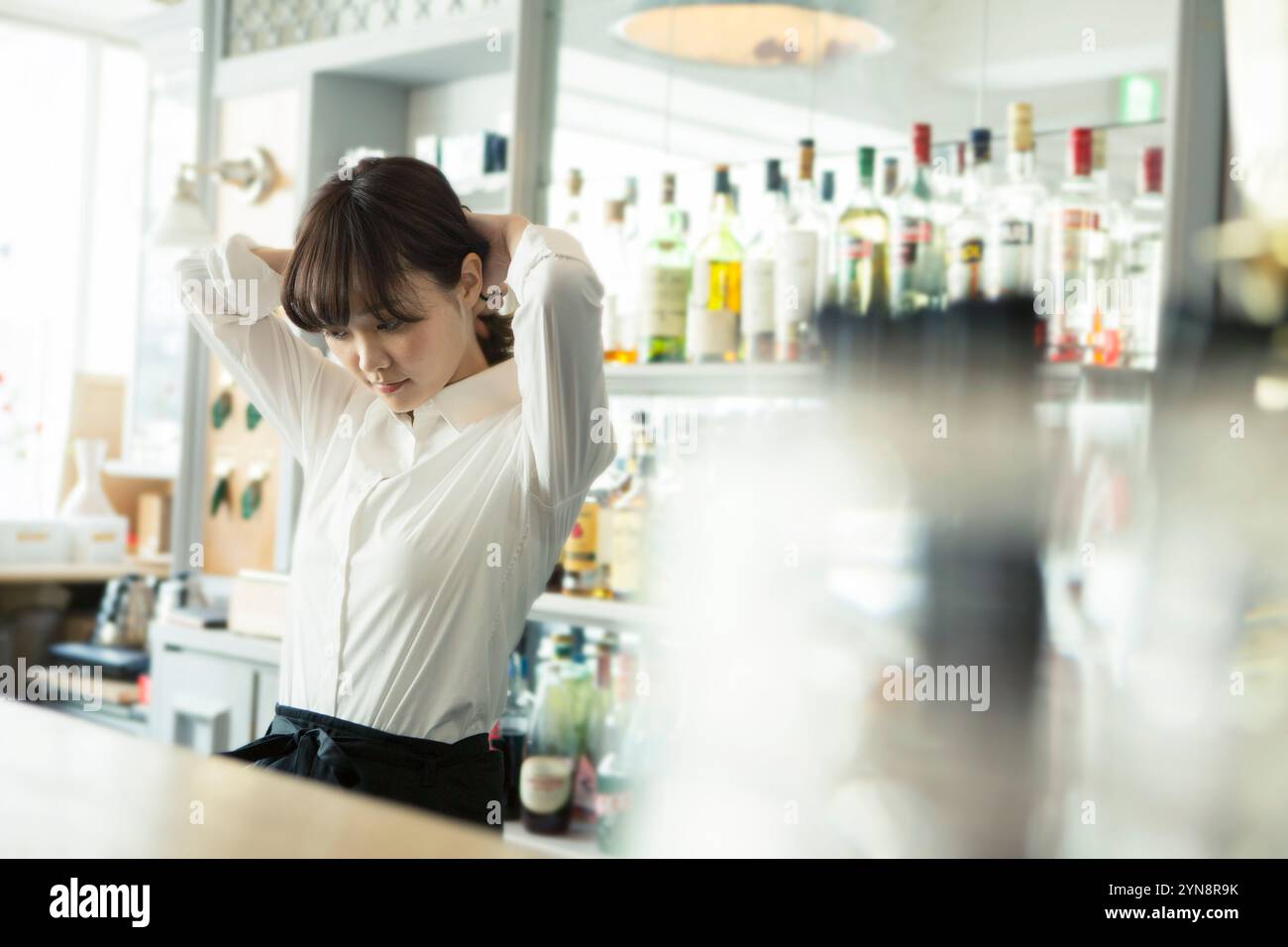 lavoratore del caffè degli anni '20 che legava i capelli Foto Stock