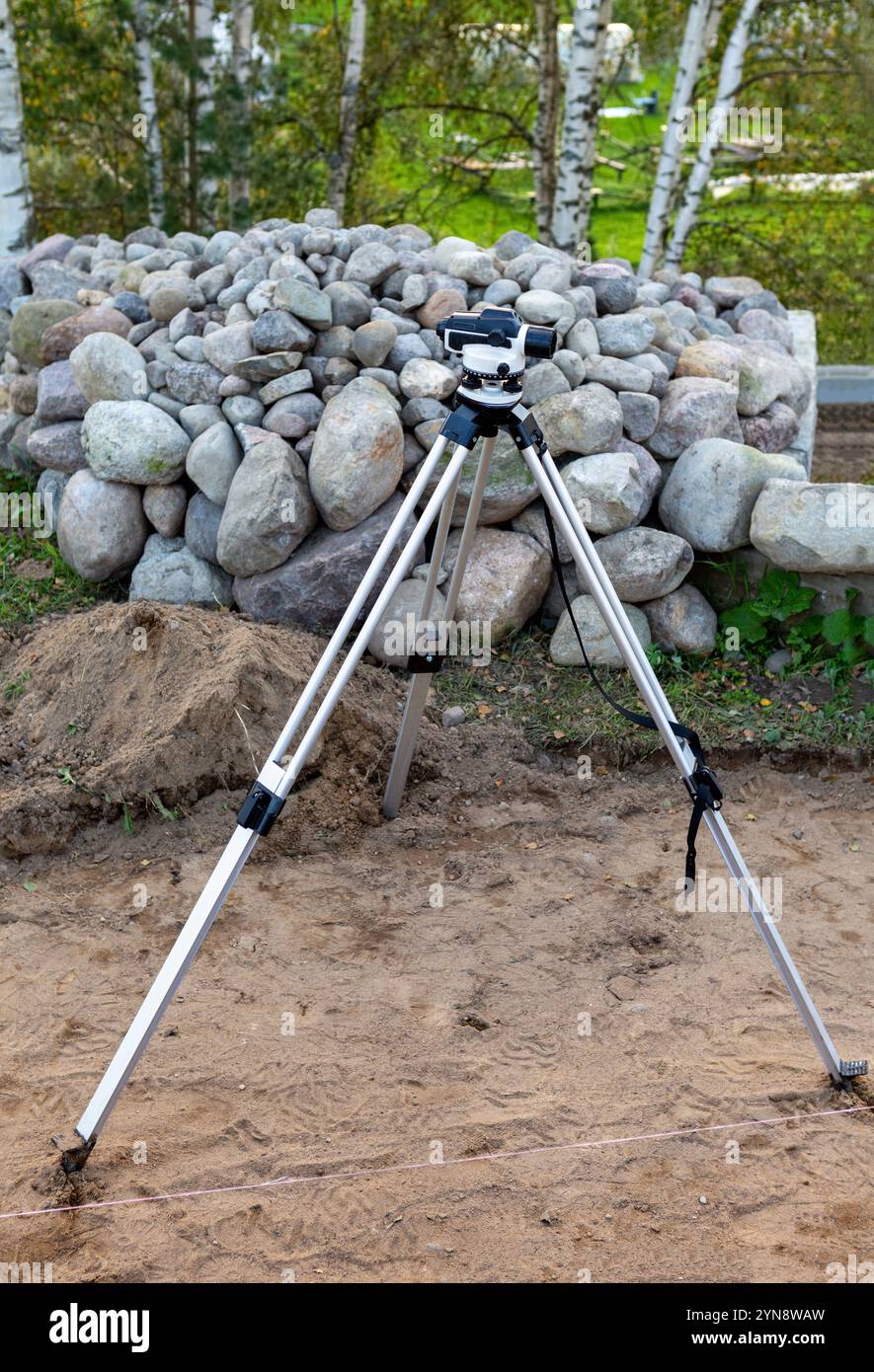 Apparecchiature Surveyor teodolite nel cantiere. Strumenti di misurazione ottica. Foto Stock