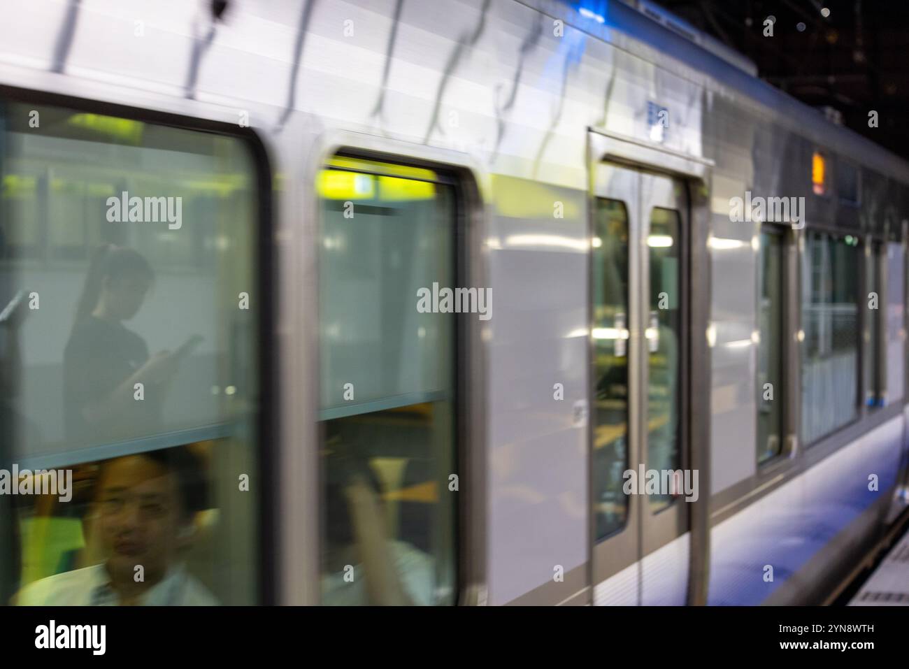 Treno della metropolitana in movimento di notte Foto Stock