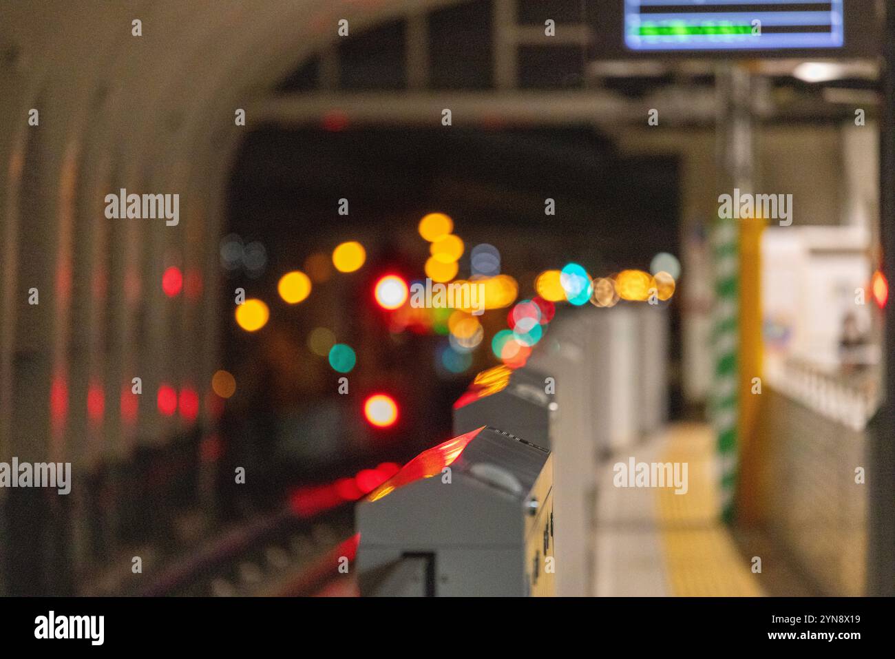 Luci notturne sfocate alla stazione della metropolitana di Osaka Foto Stock