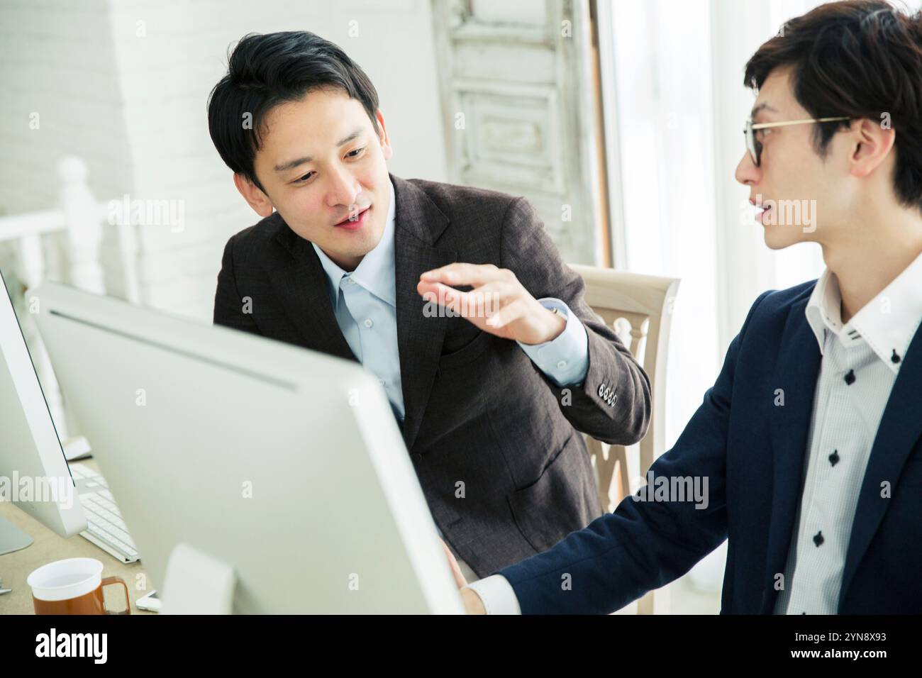 Scena di lavoro d'ufficio di uomini a vent'anni Foto Stock