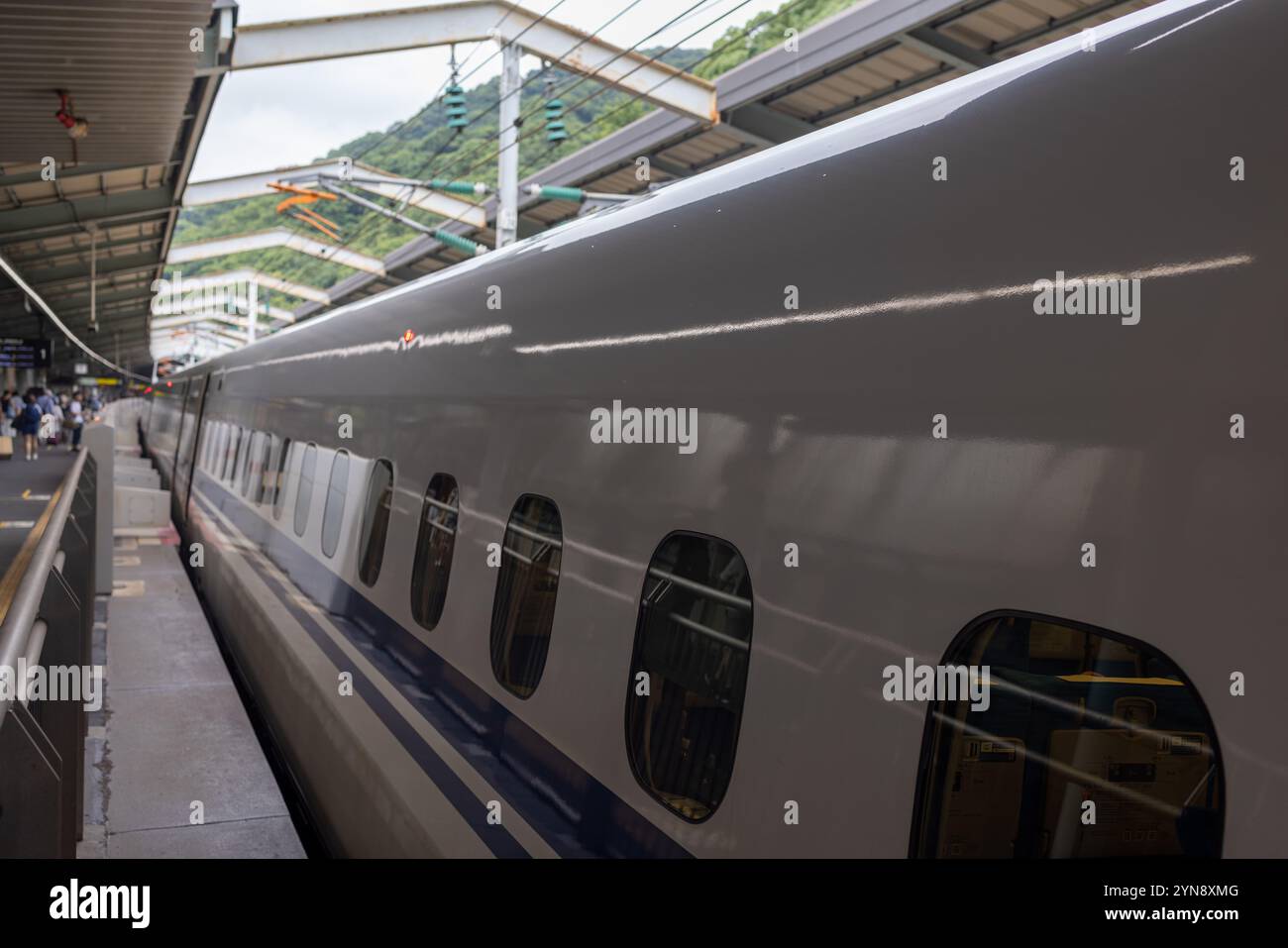 Treno Shinkansen alla stazione ferroviaria giapponese Foto Stock