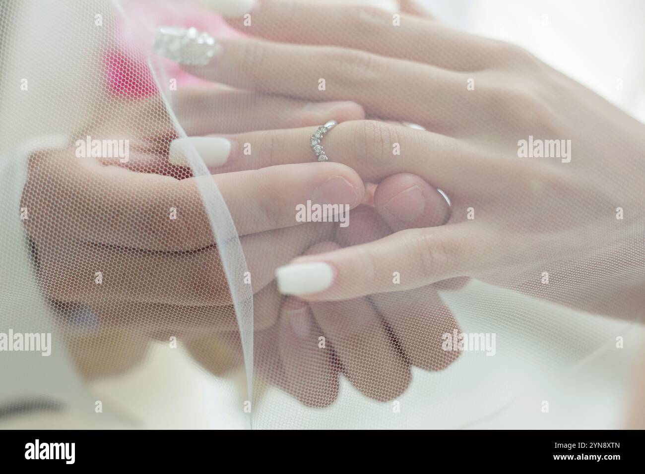 L'anello di posizionamento della mano dello sposo sulla sposa Foto Stock