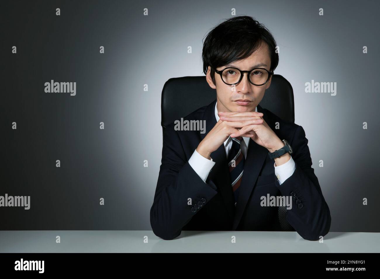 Ritratto di un uomo che pensa, riposa sui gomiti Foto Stock