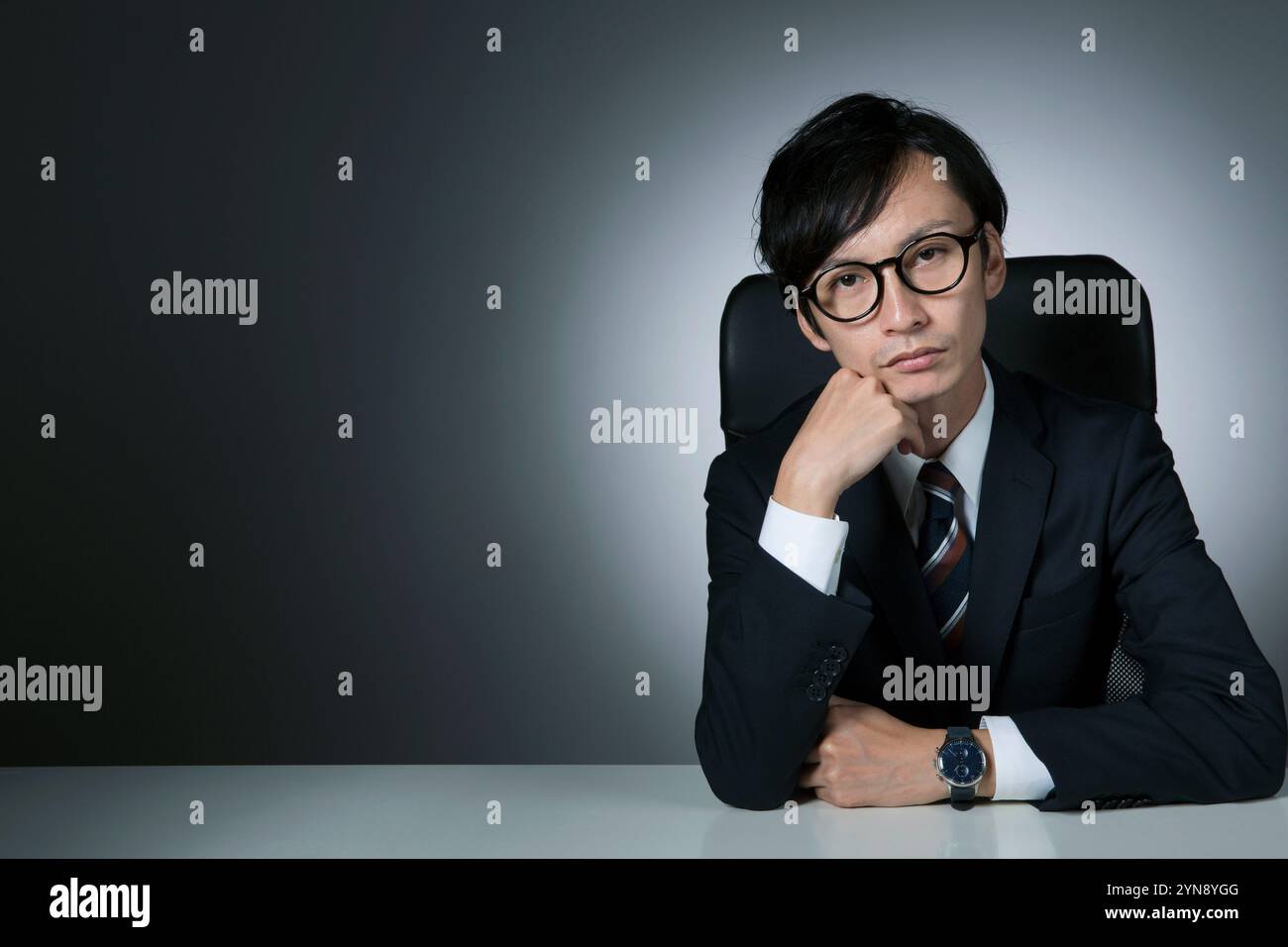 Ritratto di un uomo che pensa, riposa sui gomiti Foto Stock