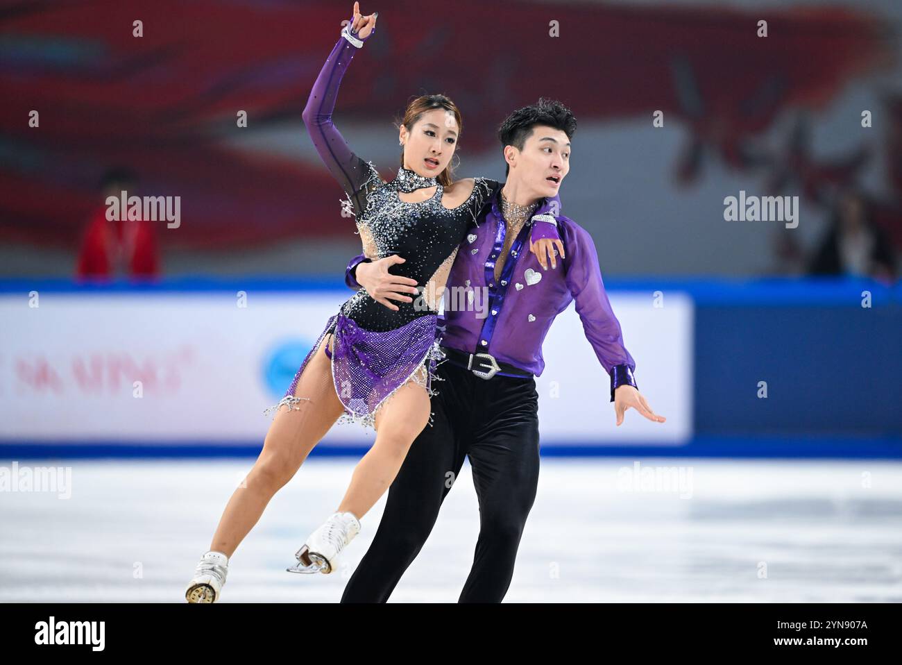 Il duo cinese Ren Junfei/Xing Jianing partecipa al concorso di danza su ghiaccio. Chongqing, Cina. 22 novembre 2024. Il Gran Premio del mondo di pattinaggio di figura della Coppa della Cina 2024 prende il via a Chongqing, attirando 60 pattinatori di figura da 16 paesi e regioni, il 22 novembre 2024. Credito: He Penglei/China News Service/Alamy Live News Foto Stock