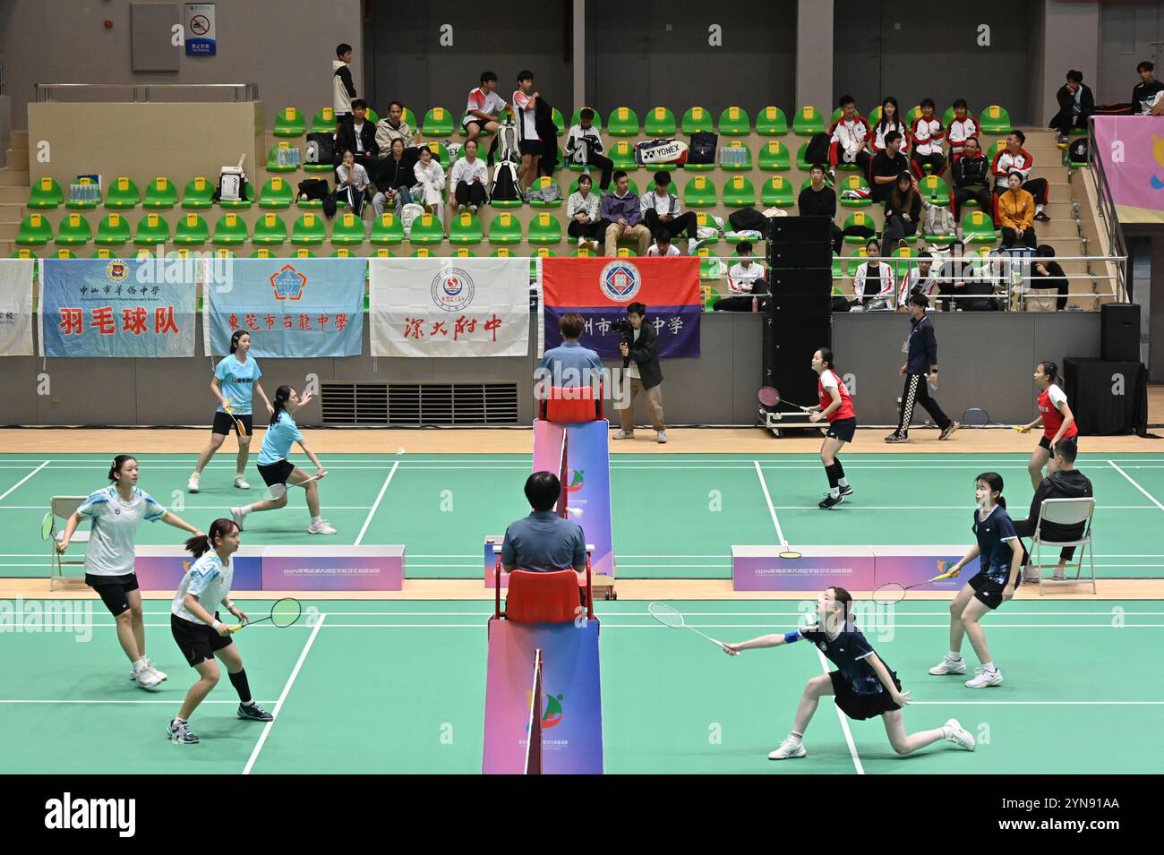 Guangzhou, Cina.23 novembre 2024. Il Torneo d’inventiva Badminton Invitational Tournament della scuola Guangdong-Hong Kong-Macao prende il via a Guangzhou, capitale della provincia del Guangdong della Cina meridionale, il 23 novembre 2024. Più di 290 giocatori di 13 squadre universitarie e 18 squadre delle scuole medie della GBA hanno partecipato all'evento. Credito: Chen Chuhong/China News Service/Alamy Live News Foto Stock