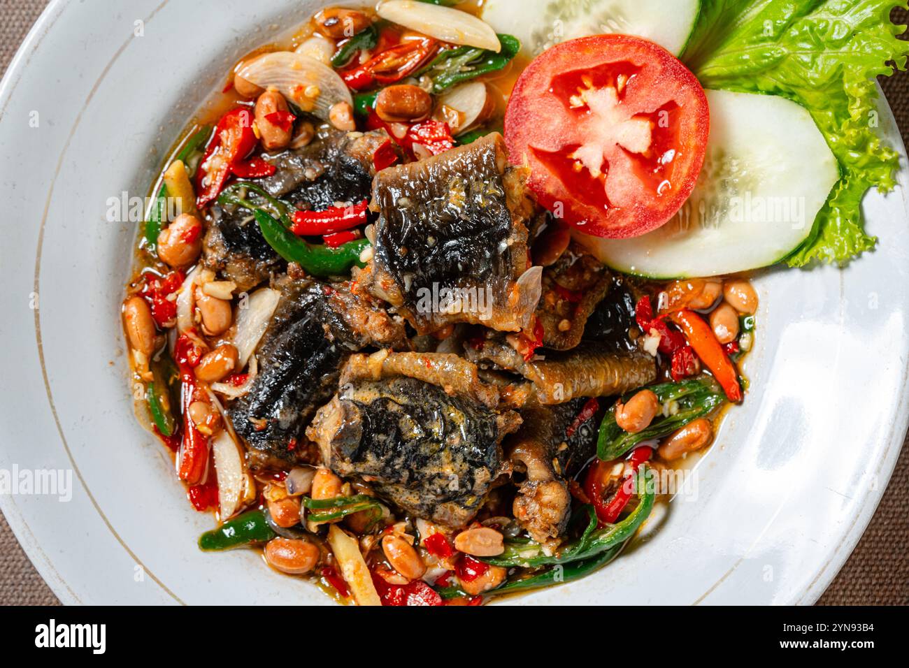 L'anguilla fritta con Tauco o pasta di fagioli fermentati è un cibo tradizionale indonesiano Foto Stock