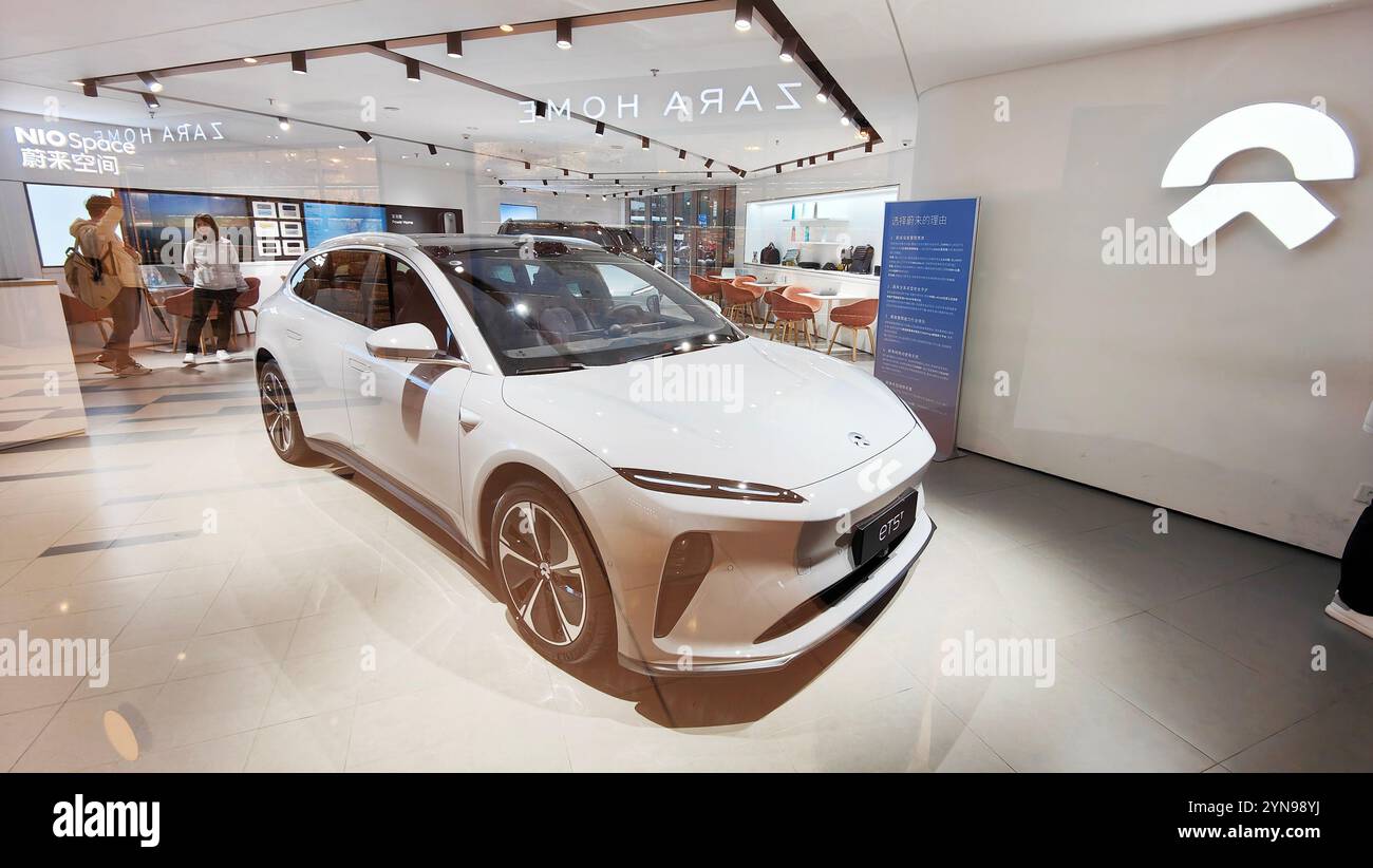 Un negozio di NIO, il marchio nazionale cinese di veicoli elettrici a nuova energia, si trova a Shanghai, in Cina, 3 febbraio 2024. Foto Stock