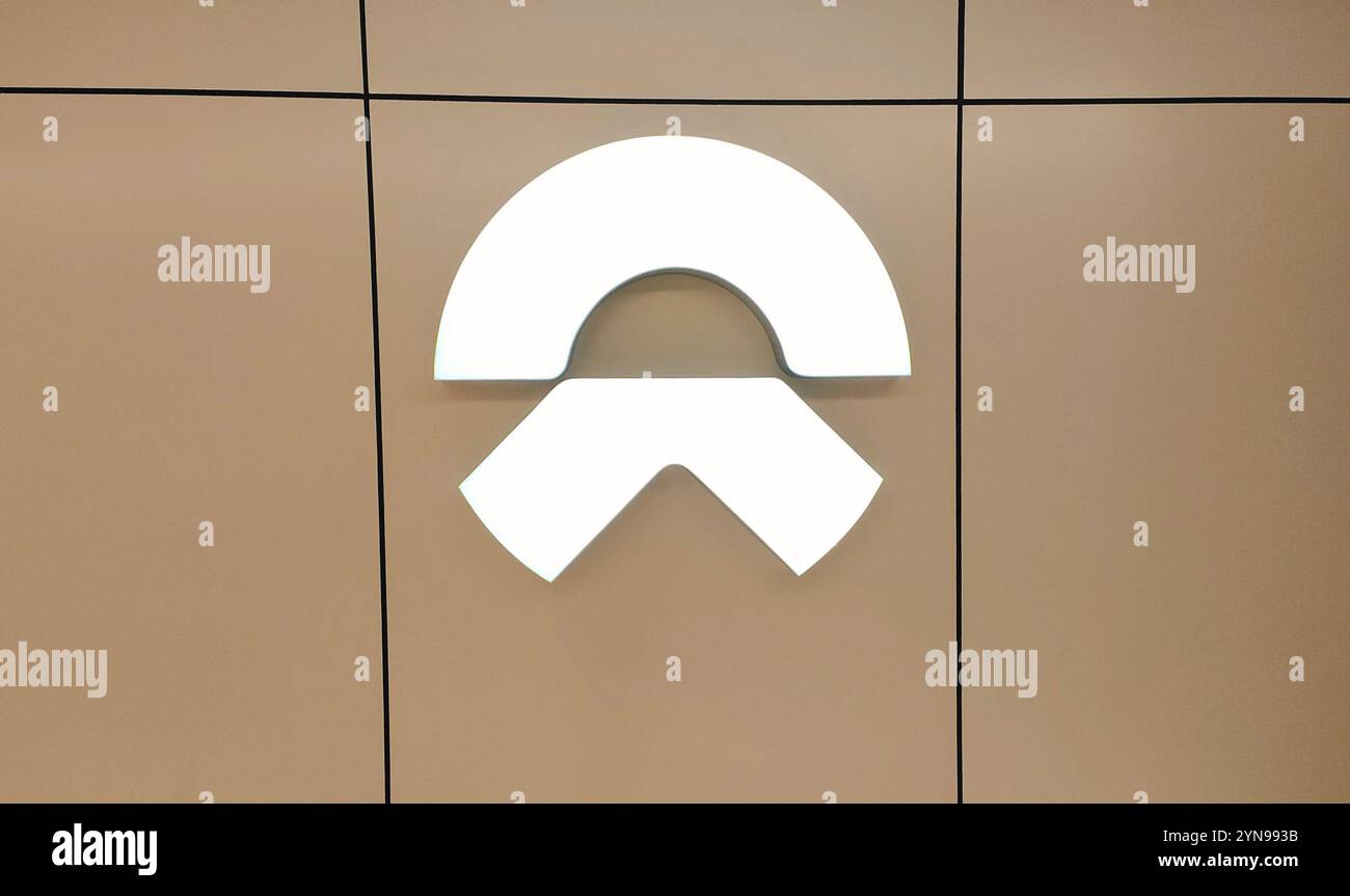 Un negozio di NIO, il marchio nazionale cinese di veicoli elettrici a nuova energia, si trova a Shanghai, in Cina, 3 febbraio 2024. Foto Stock