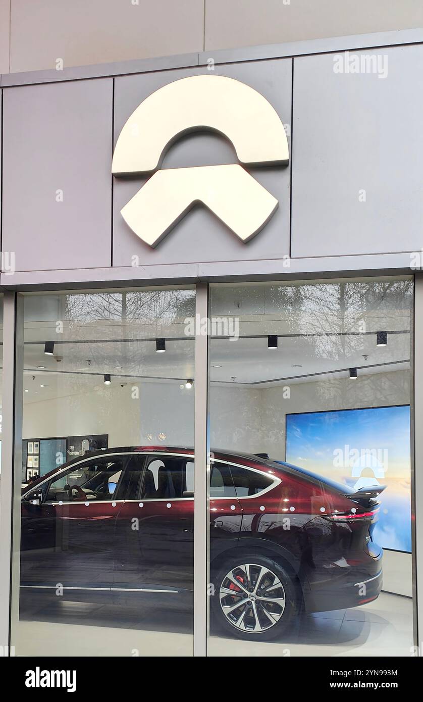 Un negozio di NIO, il marchio nazionale cinese di veicoli elettrici a nuova energia, si trova a Shanghai, in Cina, 3 febbraio 2024. Foto Stock