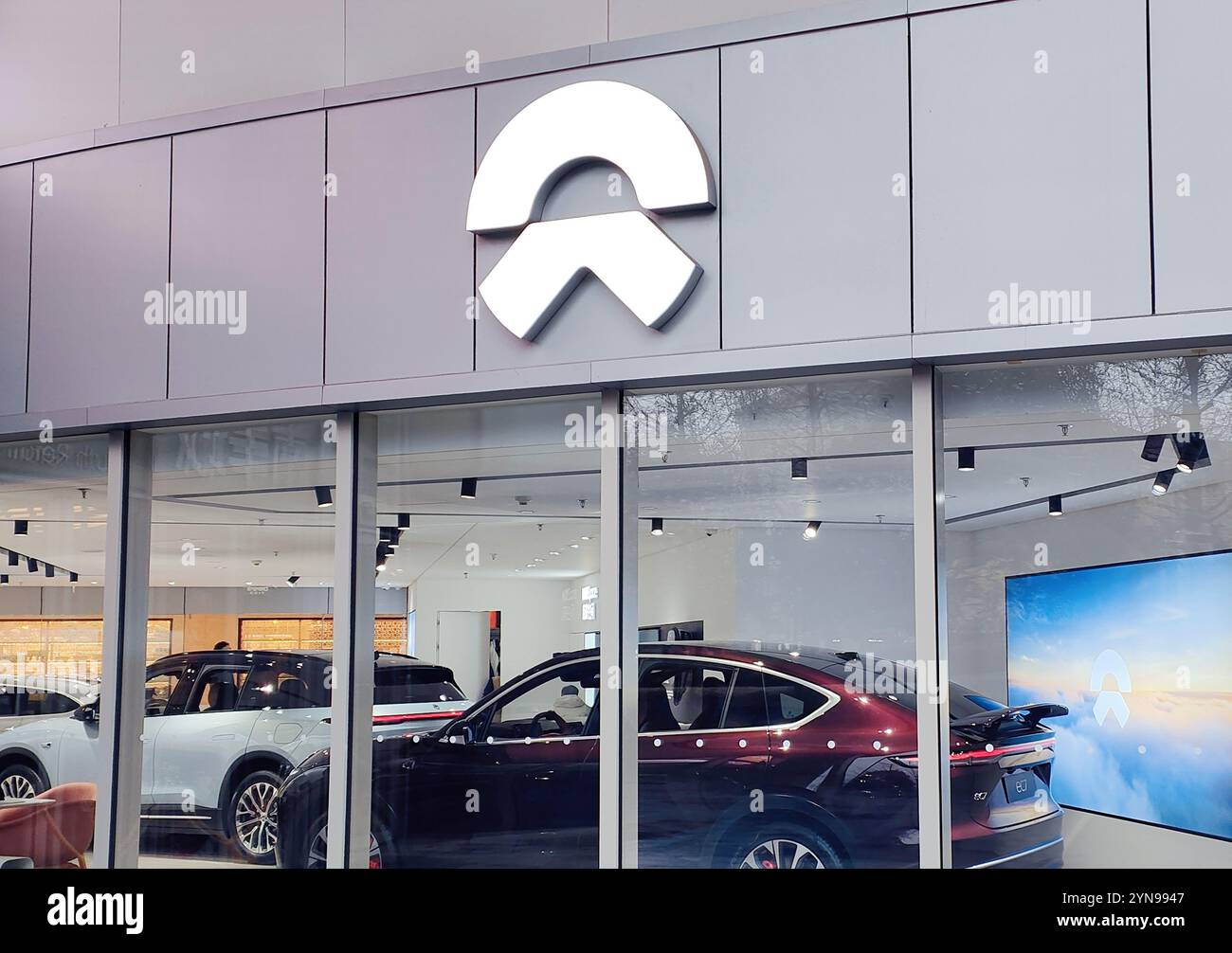 Un negozio di NIO, il marchio nazionale cinese di veicoli elettrici a nuova energia, si trova a Shanghai, in Cina, 3 febbraio 2024. Foto Stock