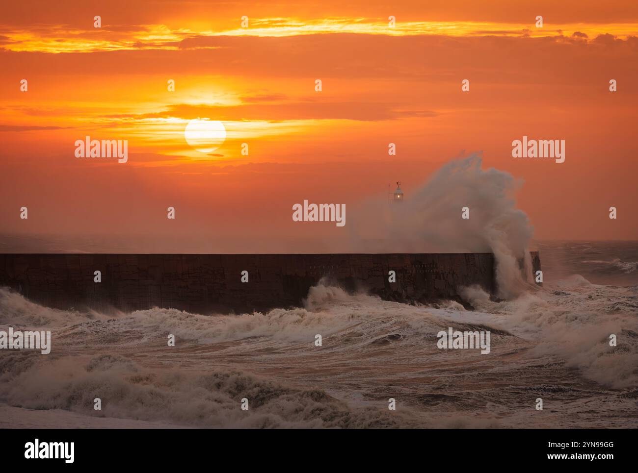 Tempesta Bert all'alba sulla spiaggia ovest del faro di Newhaven sulla costa orientale del Sussex, Inghilterra sud-orientale, Regno Unito Foto Stock