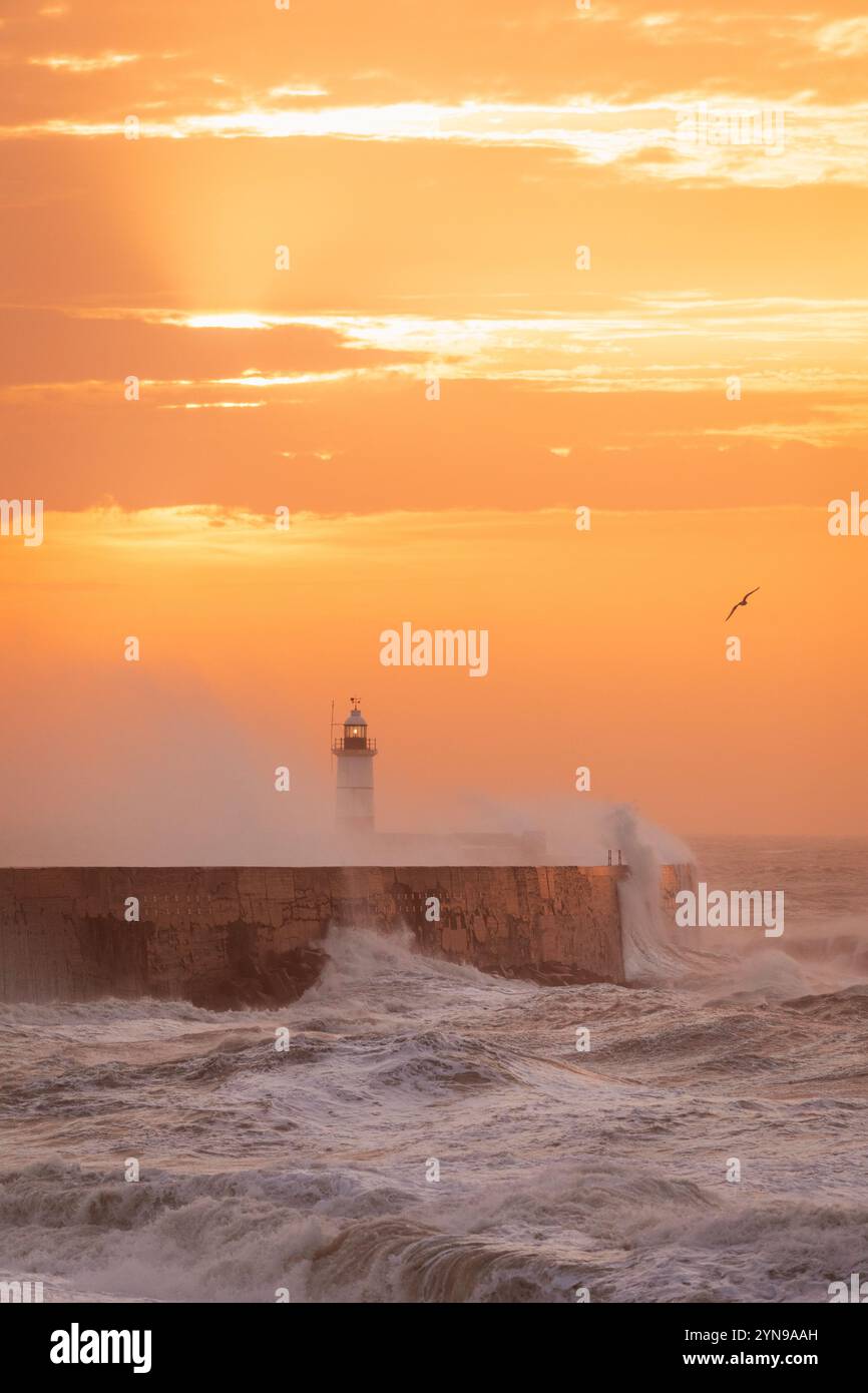 Tempesta Bert all'alba sulla spiaggia ovest del faro di Newhaven sulla costa orientale del Sussex, Inghilterra sud-orientale, Regno Unito Foto Stock