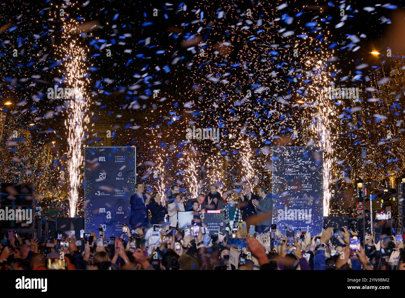Parigi, Francia. 24 novembre 2024. Il presidente del Comitato Organizzatore per i Giochi Olimpici e Paralimpici di Parigi 2024 Tony Estanguet dà il via alle luci natalizie sugli Champs-Elysees il 24 novembre 2024 a Parigi, Francia. Gli Champs-Elysées brilleranno di mille luci dal 24 novembre 2024 al 6 gennaio 2025. Crediti: Bernard Menigault/Alamy Live News Foto Stock