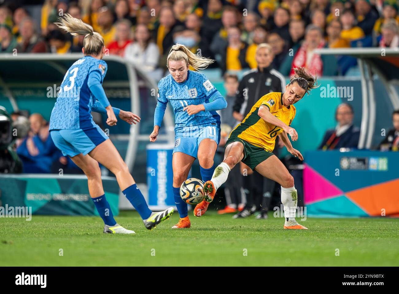 Sydney, Australia. 16 agosto 2023. L'australiano Hayley Raso e l'inglese Lauren Hemp sono stati visti in azione durante le semifinali della Coppa del mondo FIFA 2023 allo Stadium Australia. Punteggio finale; Inghilterra 3:1 Australia (foto di Olivier Rachon/SOPA Images/Sipa USA) credito: SIPA USA/Alamy Live News Foto Stock