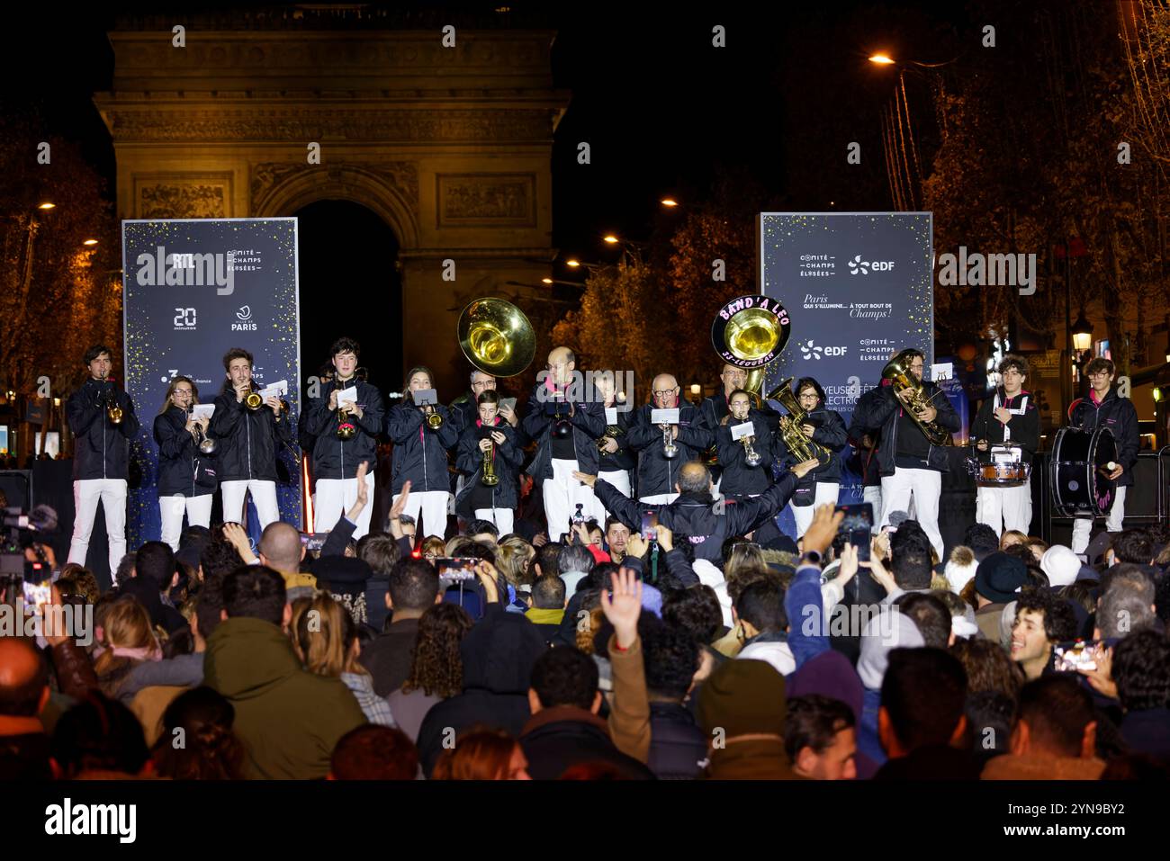 Parigi, Francia. 24 novembre 2024. Band'a Leo si esibisce durante la cerimonia delle luci di Natale sugli Champs-Elysees avenue il 24 novembre 2024 a Parigi, Francia. Gli Champs-Elysées brilleranno di mille luci dal 24 novembre 2024 al 6 gennaio 2025. Crediti: Bernard Menigault/Alamy Live News Foto Stock