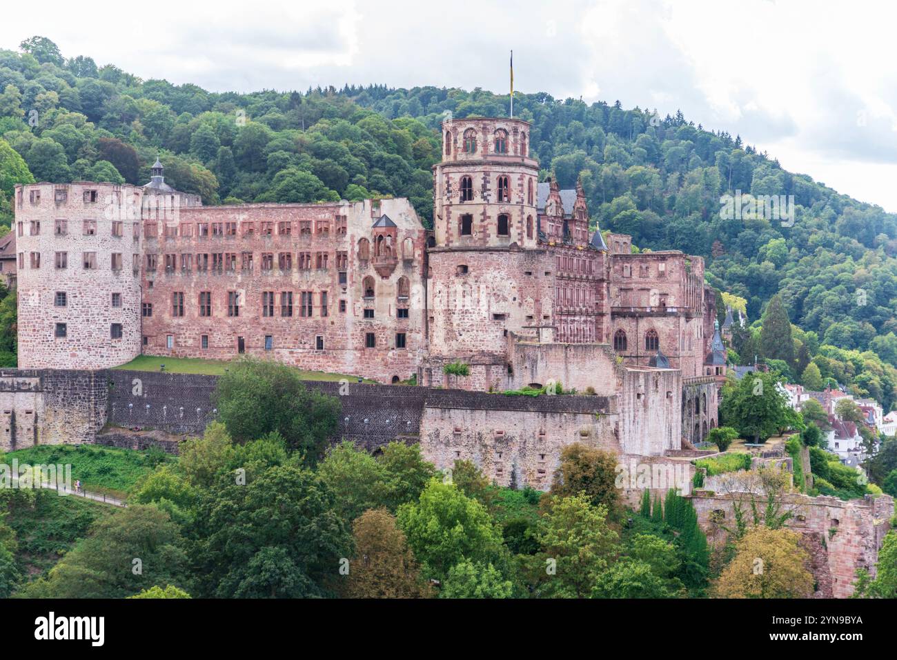 Vista sulla strada nelle rovine panoramiche del palazzo di Heidelberg, Heidelberg, Germania, 20 agosto 2022 Foto Stock