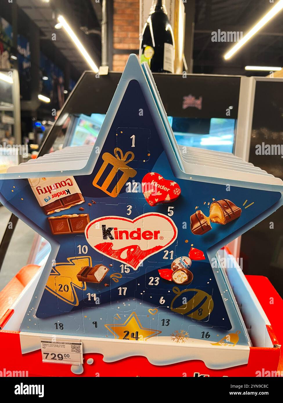 Kiev, Ucraina - 24 novembre 2024: Un calendario natalizio a tema Kinder Advent a forma di stella, esposto in un negozio. Il calendario presenta c Foto Stock