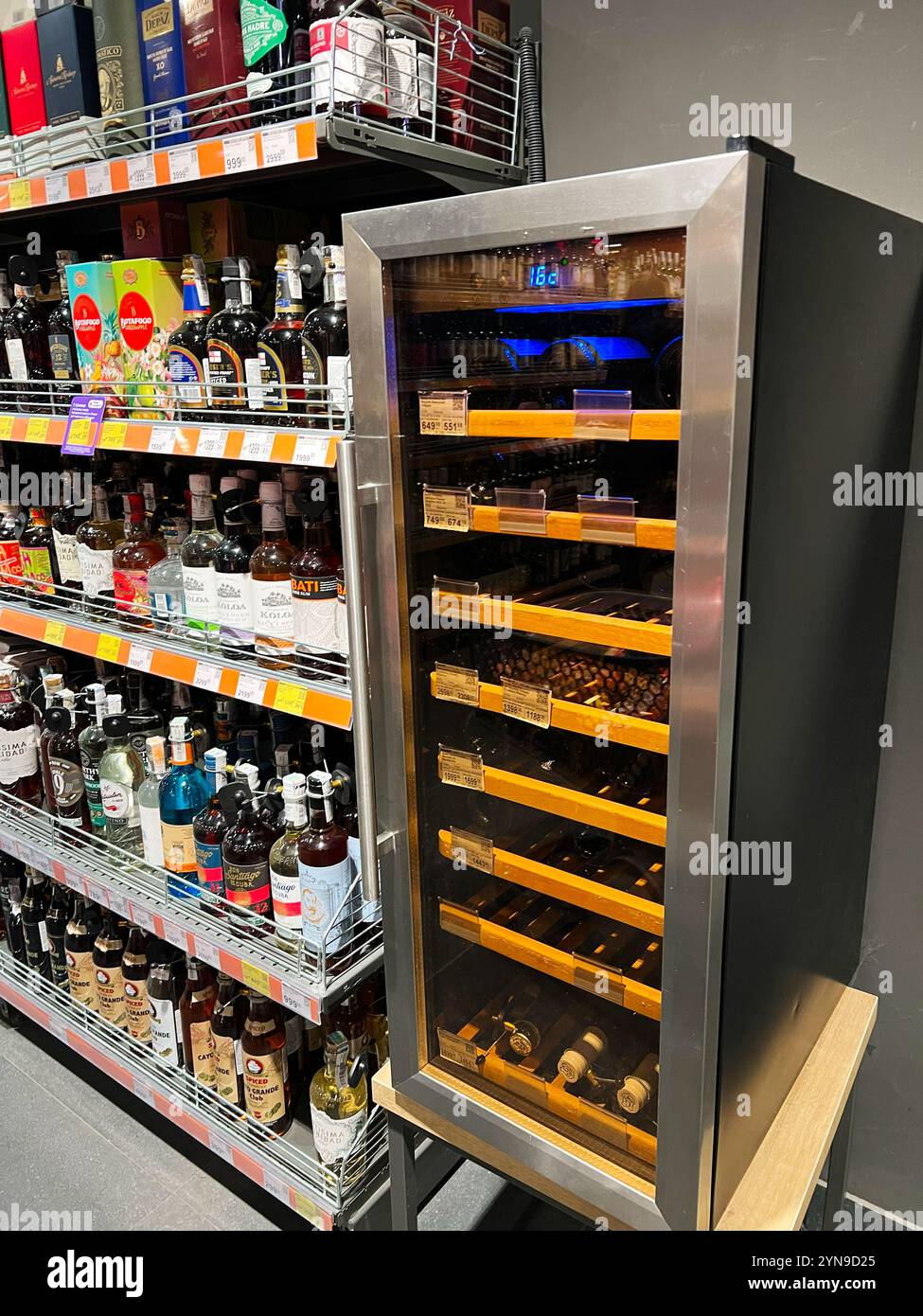 Kiev, Ucraina - 24 novembre 2024: Un negozio di liquori ben fornito che presenta un armadietto di vini riempito di bottiglie e scaffali con un'ampia gamma di Foto Stock