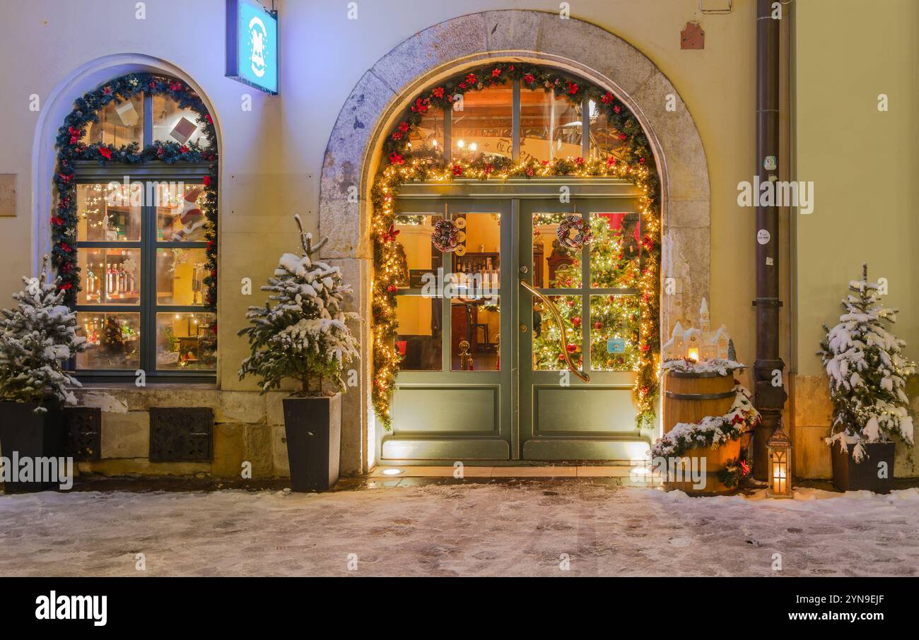 Il ristorante è arredato in modo splendido durante le festività natalizie. Foto Stock