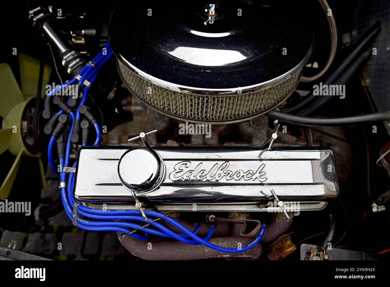 Logo Edelbrock su una cover a bilanciere cromata su una Austin Mini Foto Stock