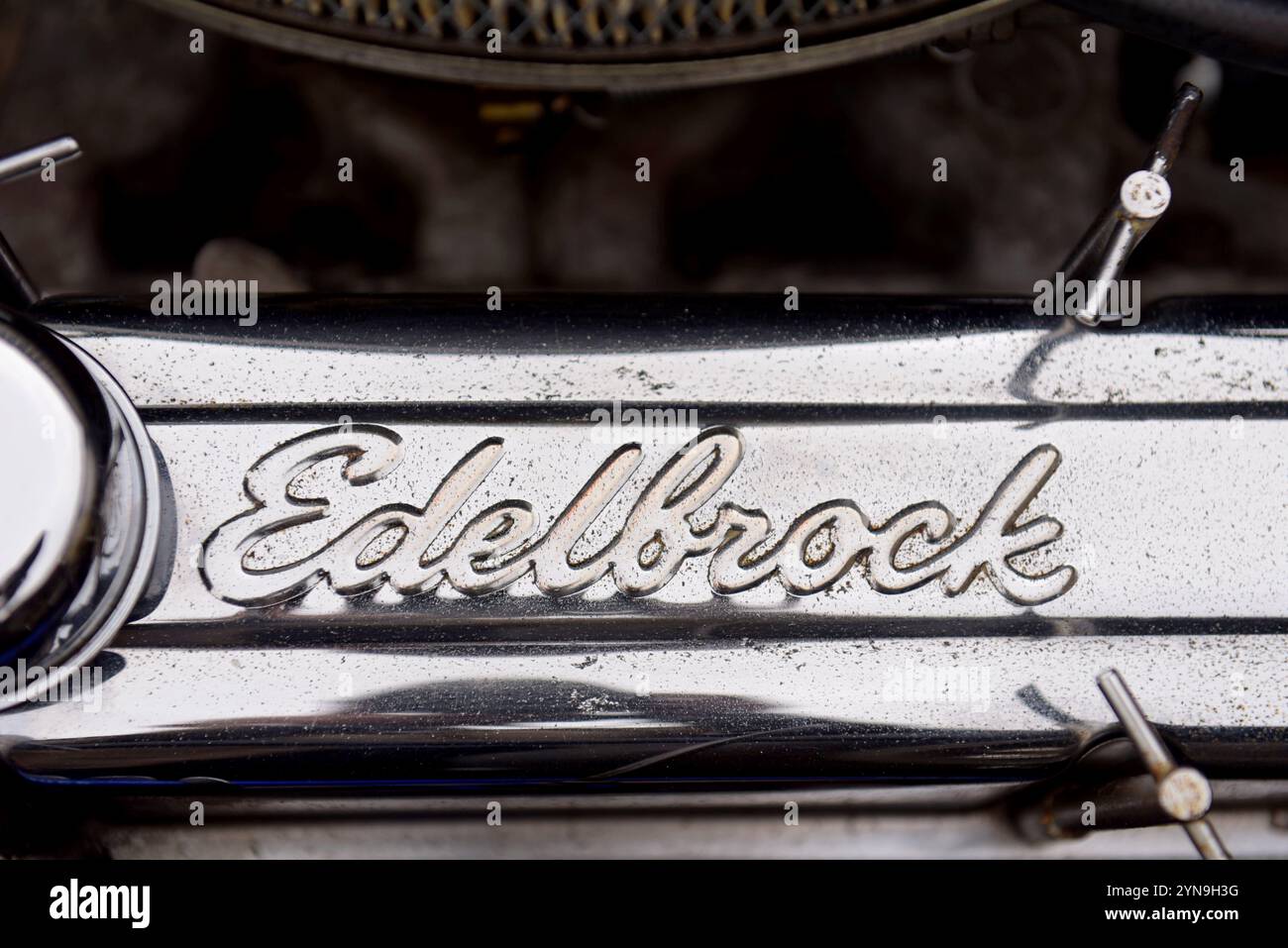 Logo Edelbrock su una cover a bilanciere cromata su una Austin Mini Foto Stock