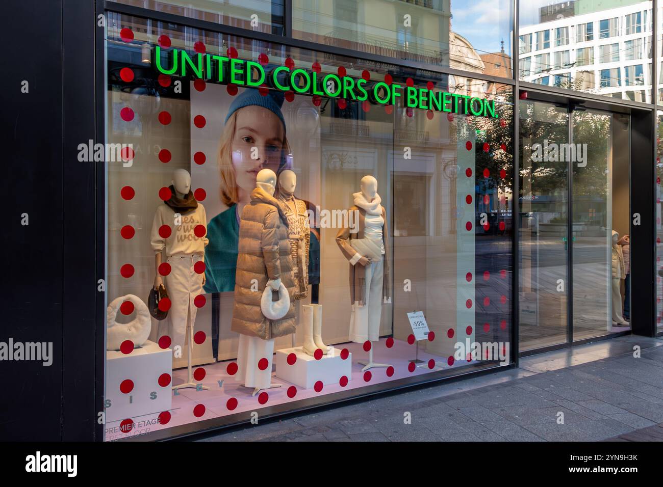 Vista esterna di un negozio Benetton a Ginevra, Svizzera. Benetton Group è un'azienda italiana di moda con una presenza globale Foto Stock